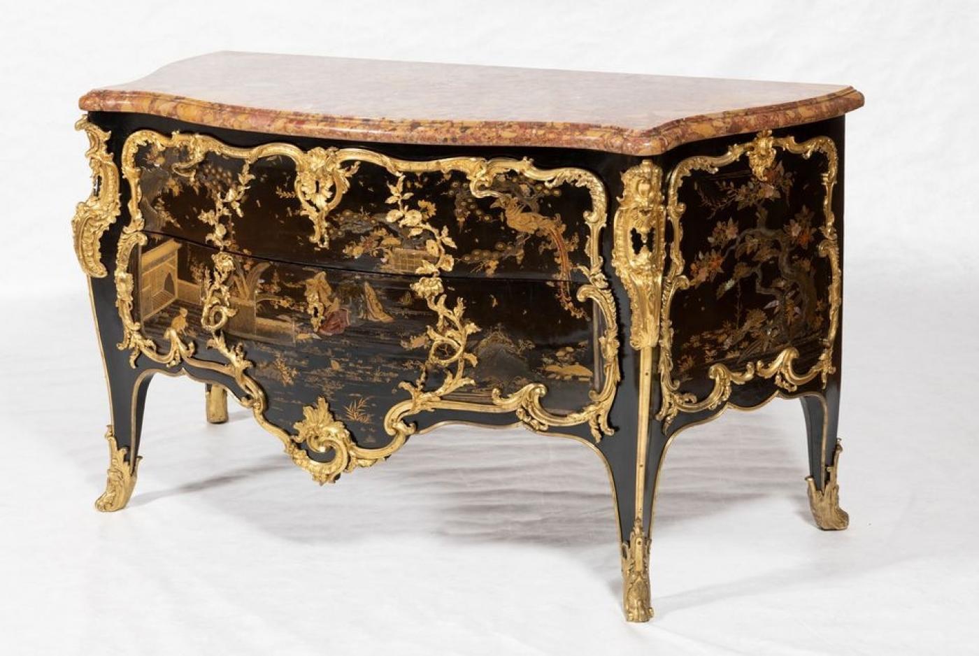 Retour d'une importante commode royale au château de Versailles