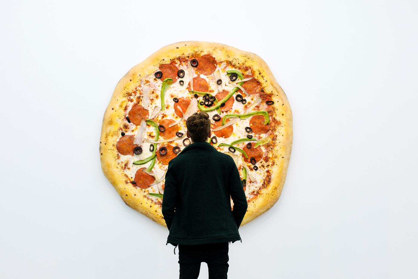 Tom Friedman, Untitled (Pizza), 2013. Vue de l'exposition « Pizza Is God », 16 février - 20 mai 2018, NRW-Forum Düsseldorf.