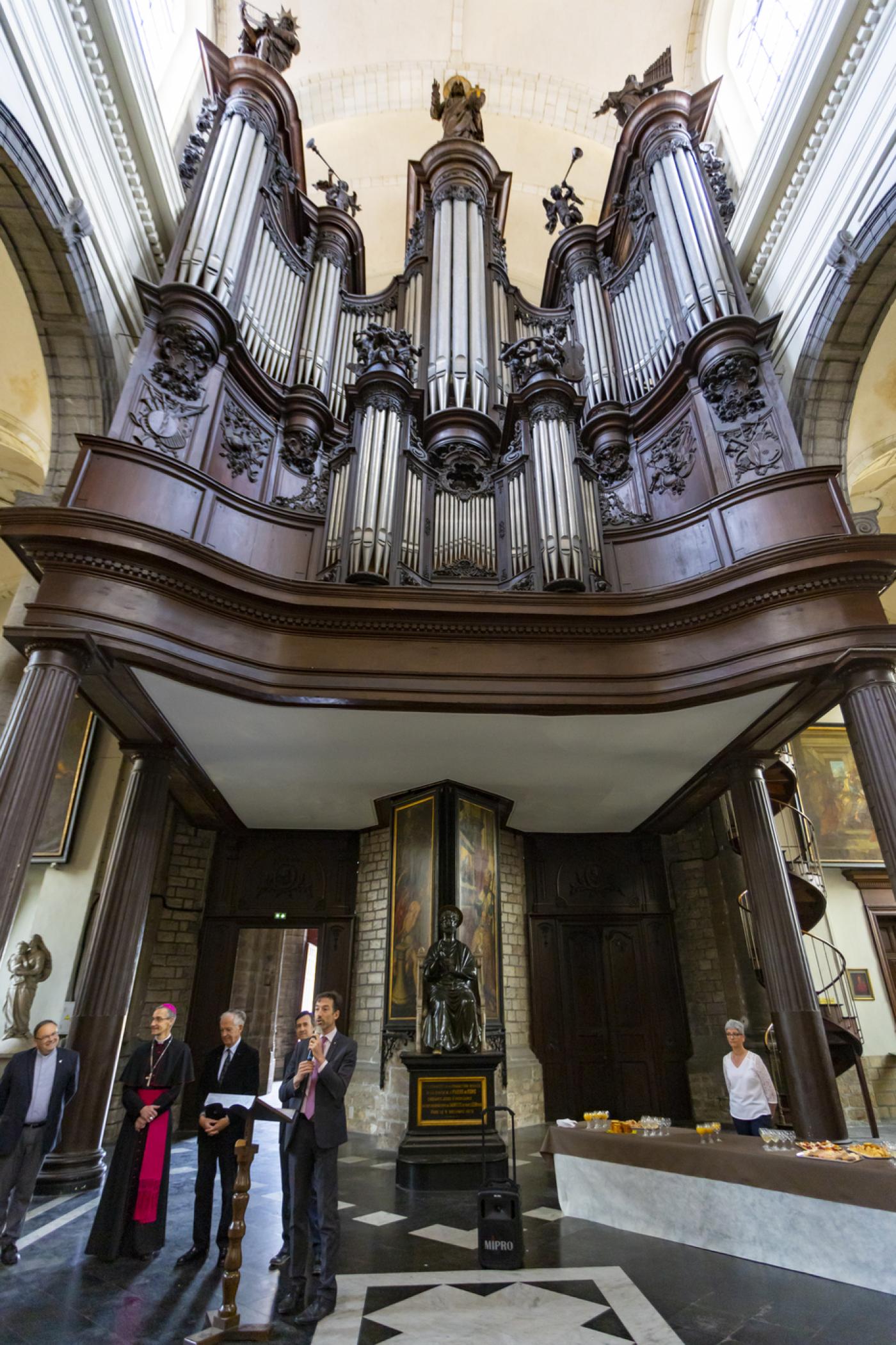 Inauguration de la collégiale Saint-Pierre de Douai .