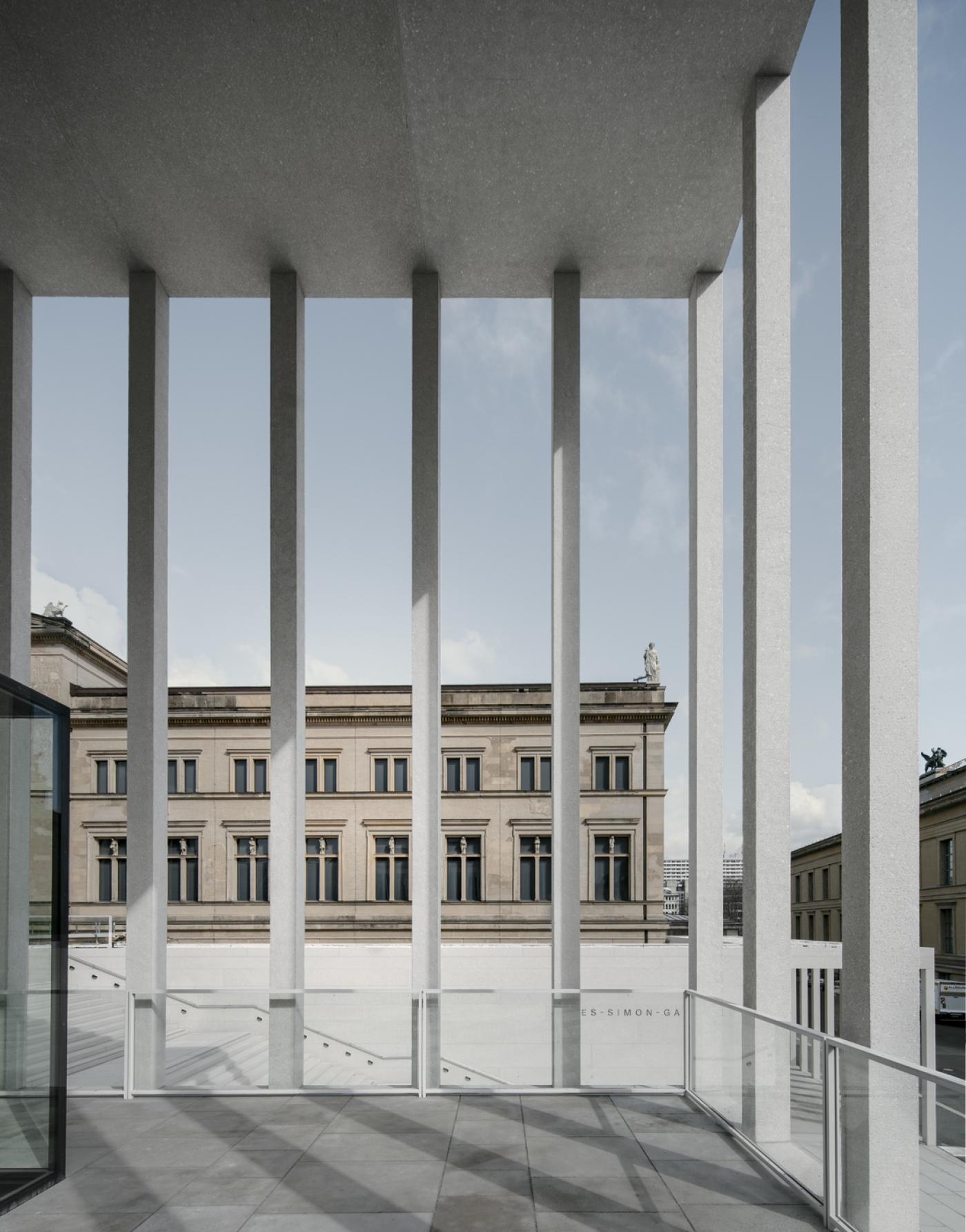 Vue sur parvis du Neue Museum depuis la James-Simon Gallery.